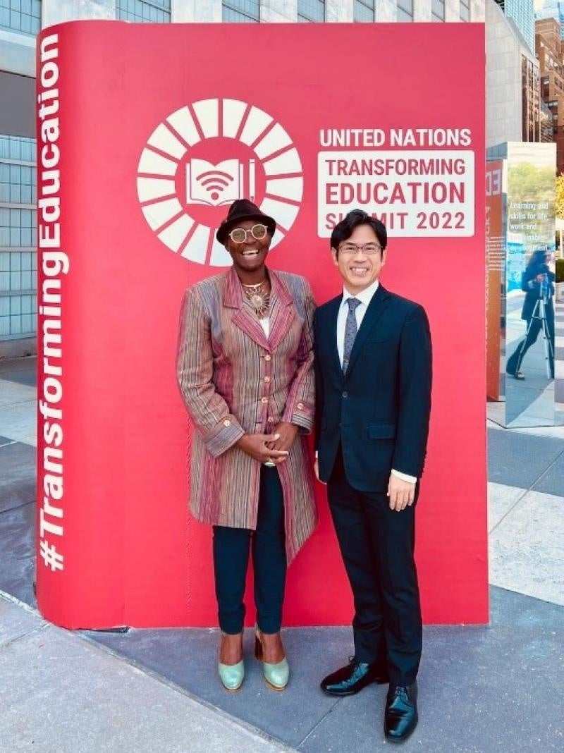 日本政府共催セッションのモデレーター・ジグマ妃殿下と横井上席副学長の記念撮影