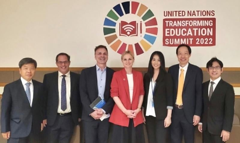 潘基文センター・フローラCEO（中央）らと横井上席副学長の記念撮影