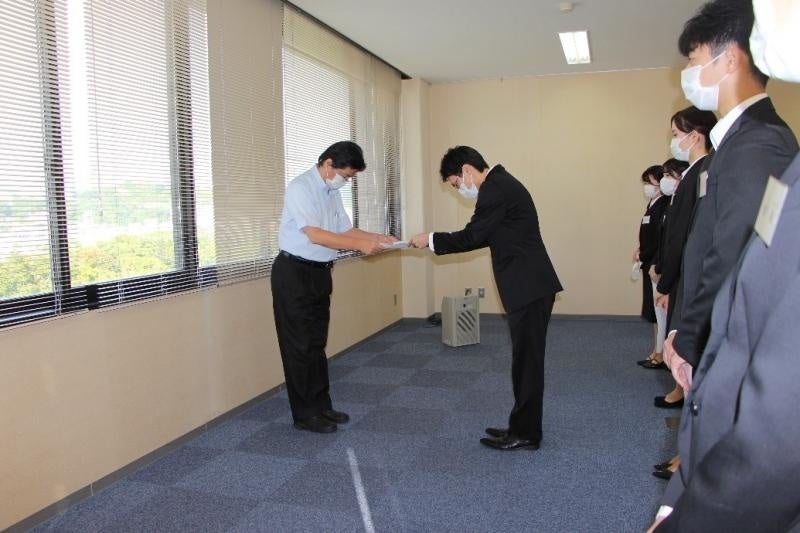 内定通知書を受け取る内定者