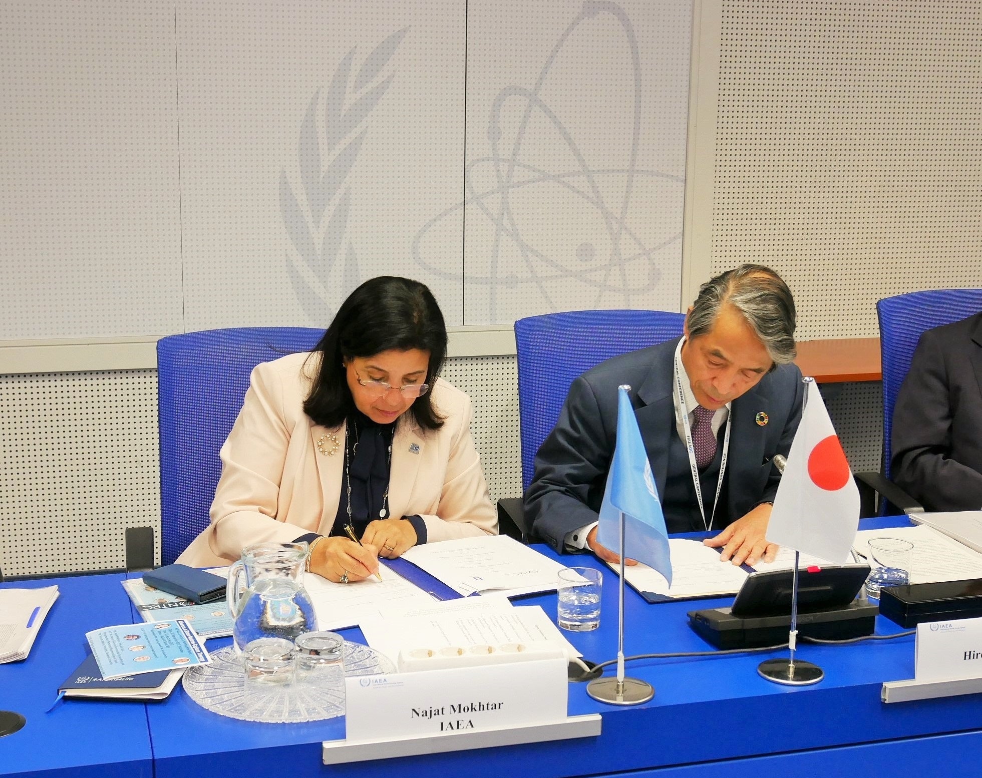 協定書に署名するナジャト・モクタールIAEA事務次長と槇野博史学長（右）