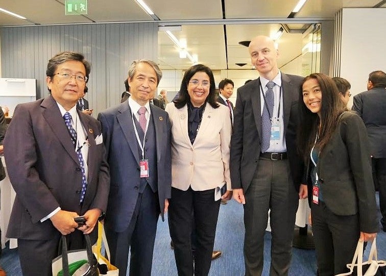 交流会の様子(左から那須保友理事、槇野学長、Mokhtar事務次長、Ridikas原子力科学・応用局物理化学課長、井川准教授)