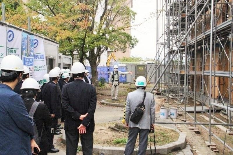 共育共創コモンズを視察する一行