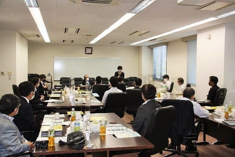 講演終了時に歓迎のあいさつをする高橋理事