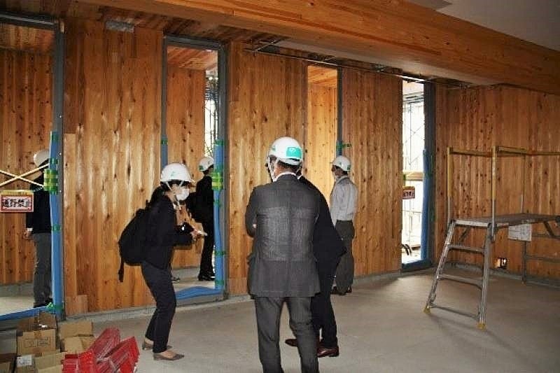 岡山大学共育共創コモンズを視察する一行