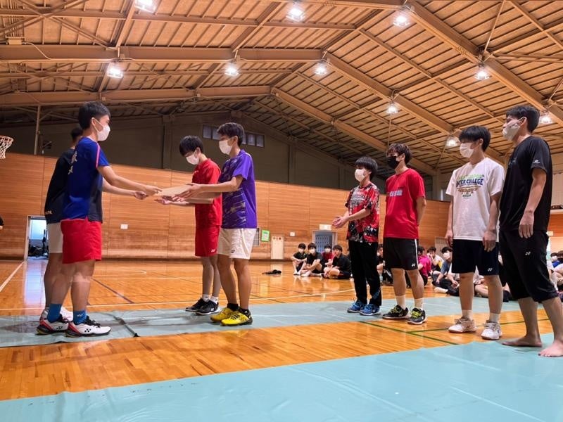 表彰状を受け取る丁野さん（奥側）と高橋さん（手前側）
