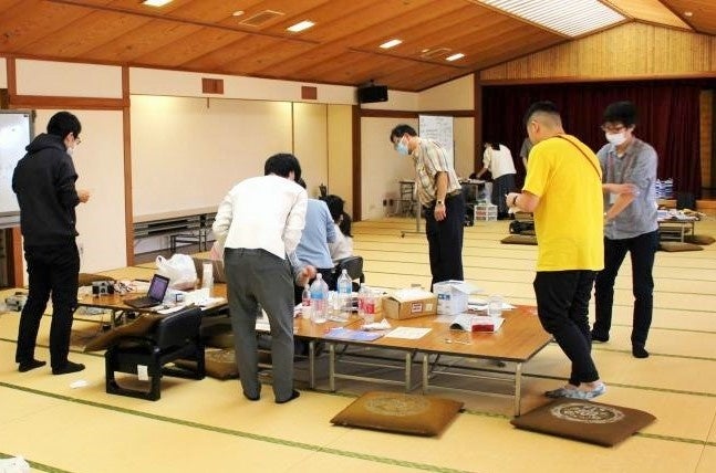 最先端の研究機材を前に積極的に取り組む受講生らのワークショップの風景