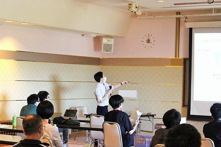 受講生からの熱視線に熱が入る杉本助教の講演