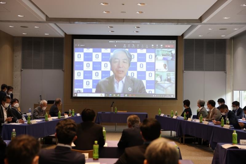あいさつする槇野博史学長（WEB参加：正面スクリーン）
