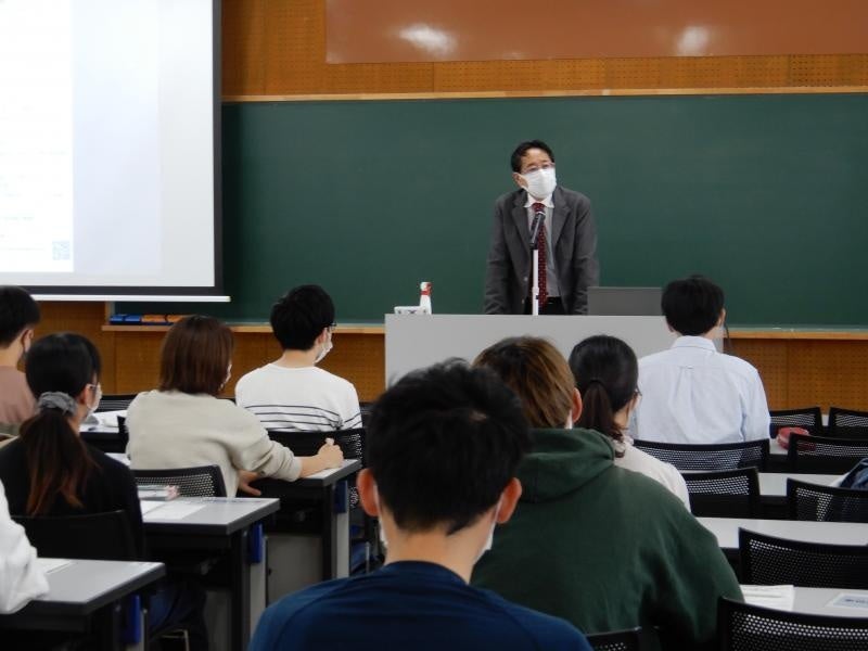 あいさつをする木村学部長