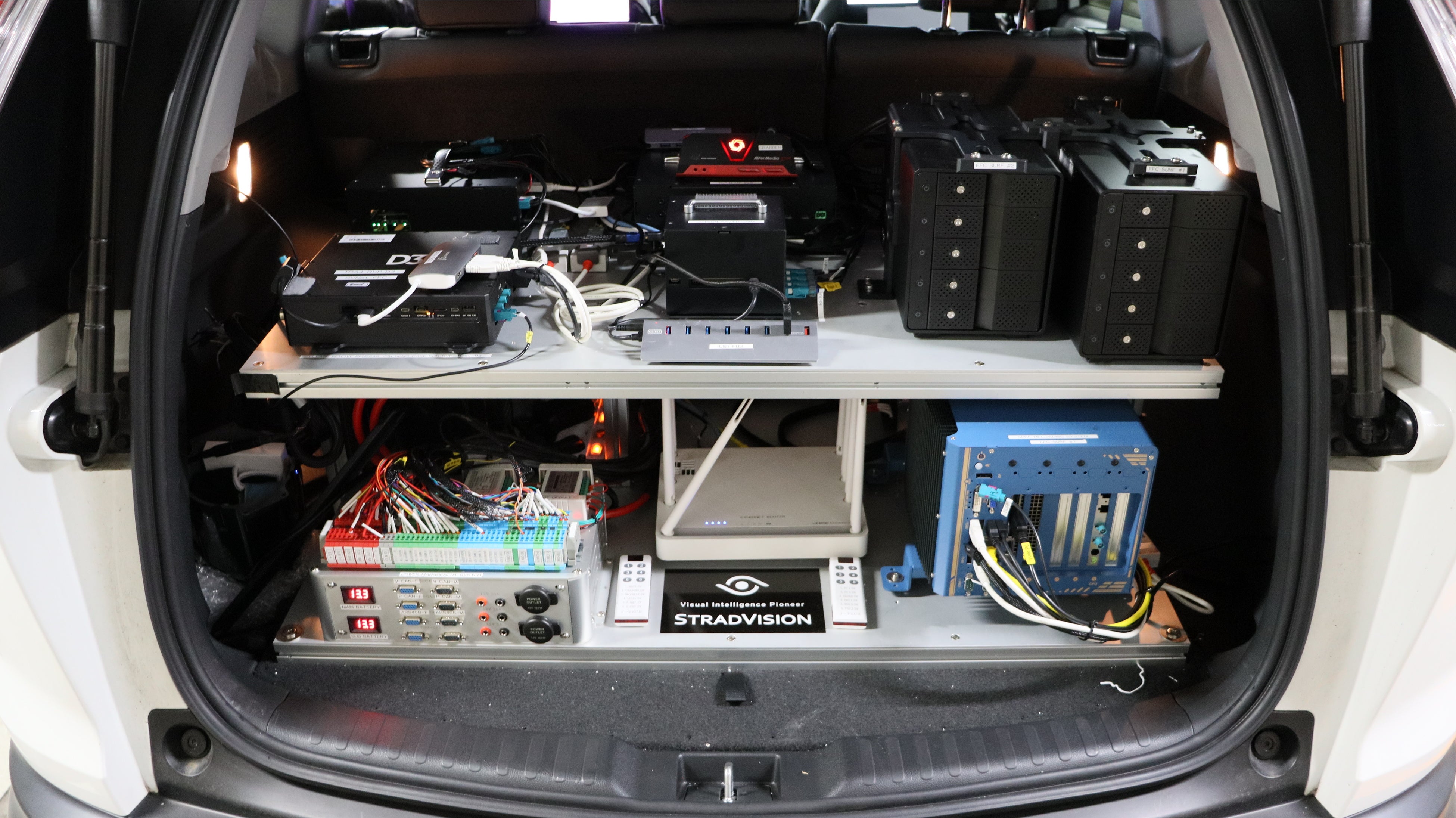 トランクに設置されたデータ分析装置