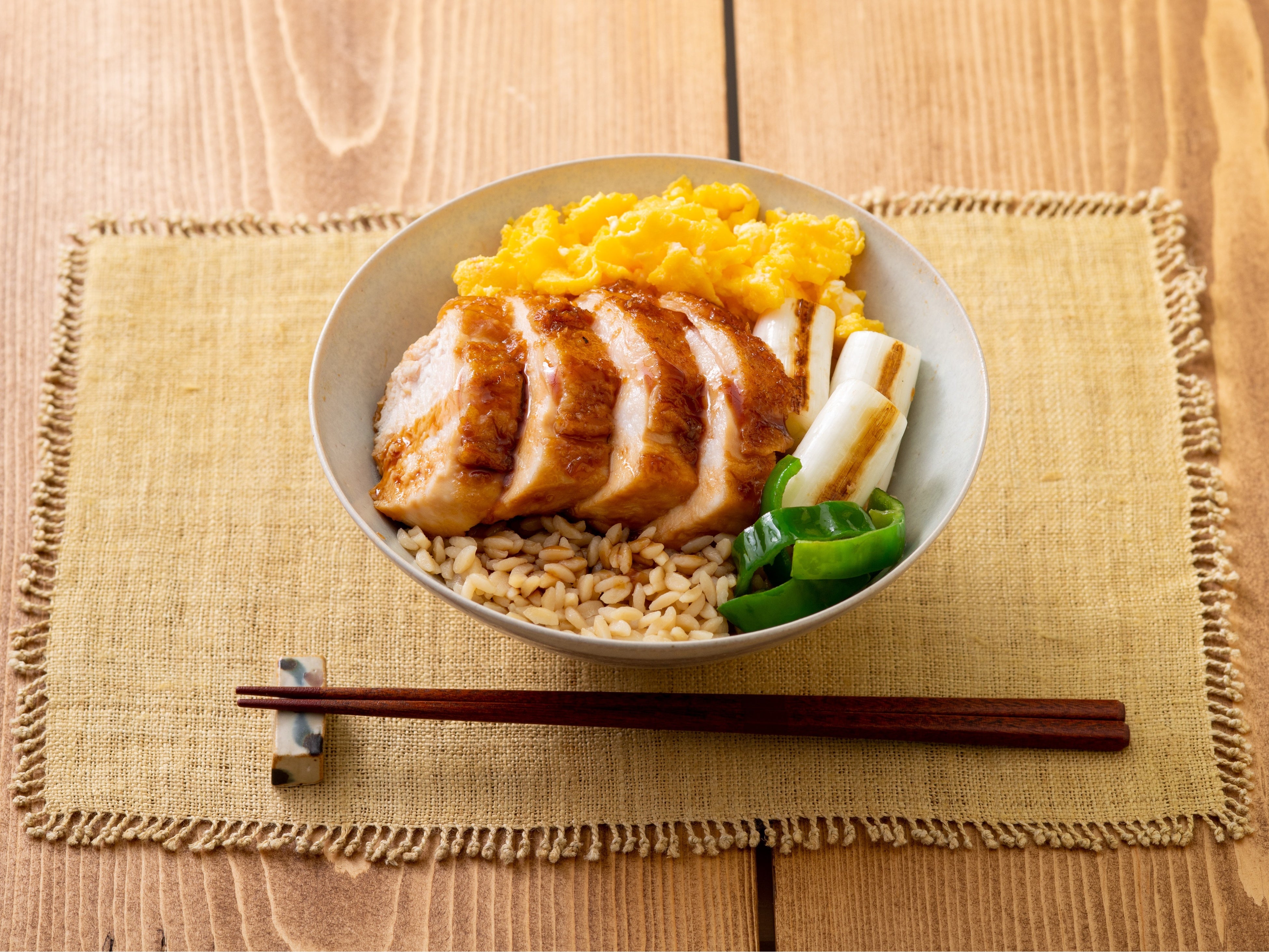 卵そぼろと鶏の照り焼き丼