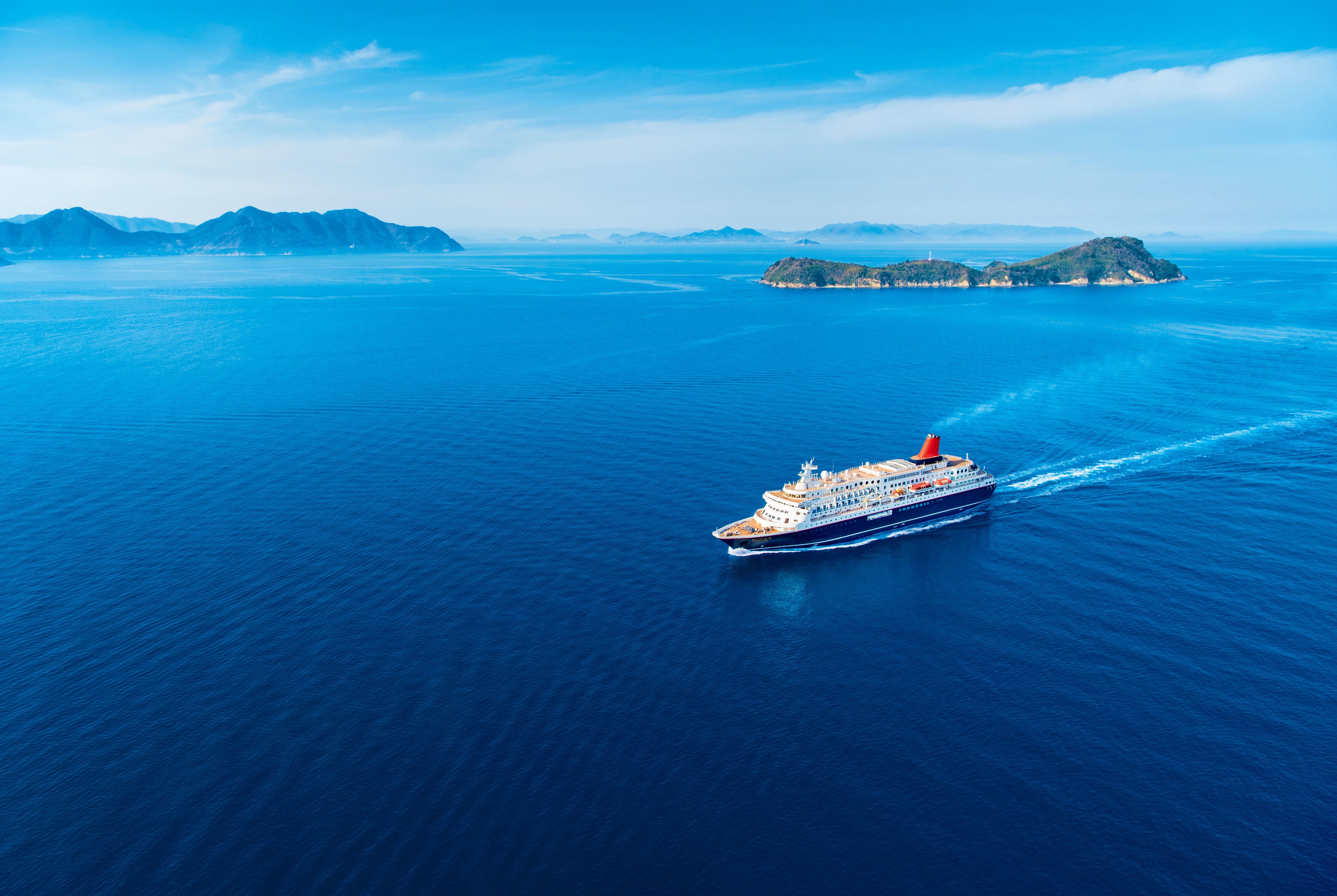 瀬戸内海航行中のにっぽん丸（撮影：三好和義）