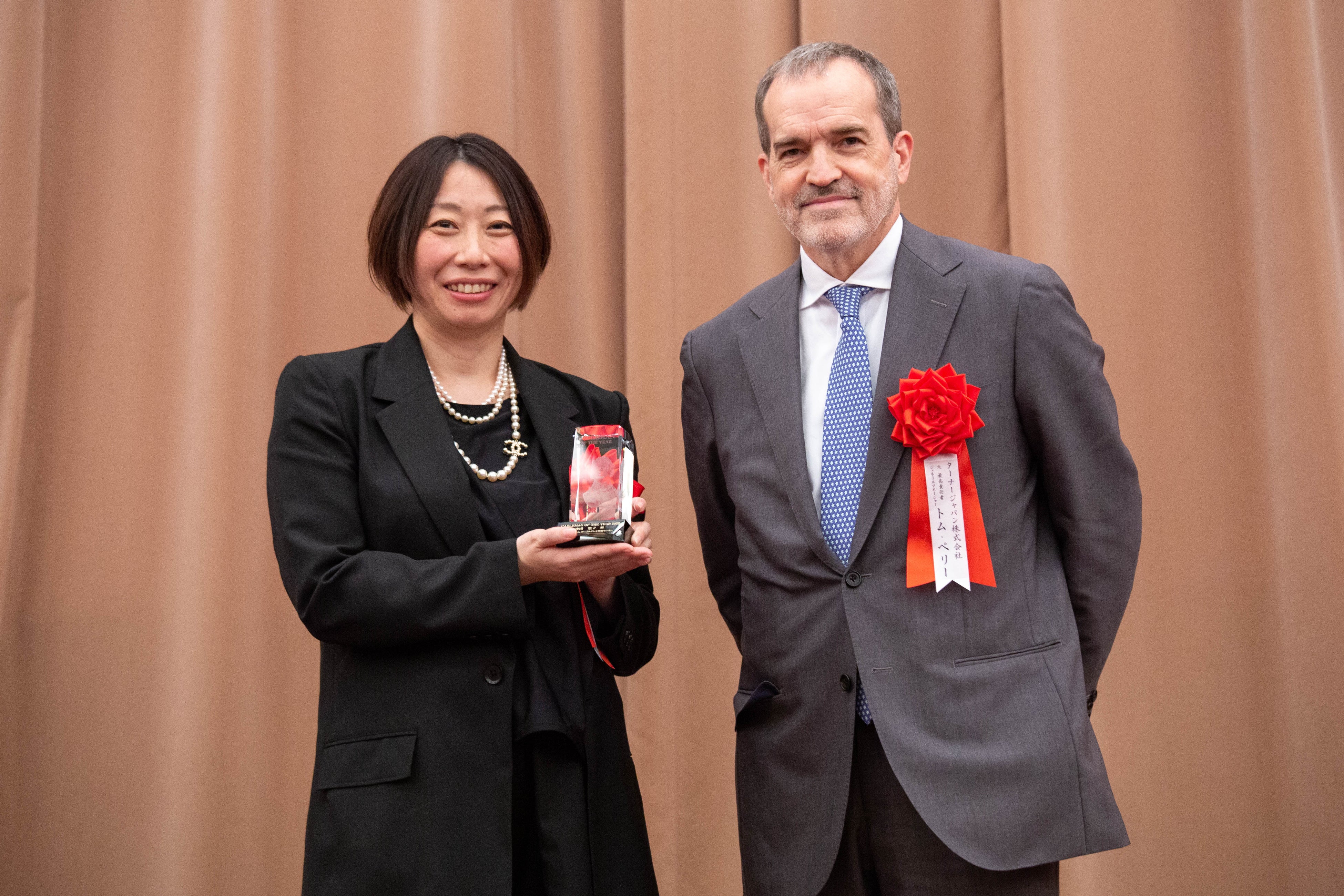 写真右　昨年のケーブルマン・オブ・ザ・イヤーで特別賞を受賞したターナージャパン 元最高責任者／GMのトム・ペリー氏