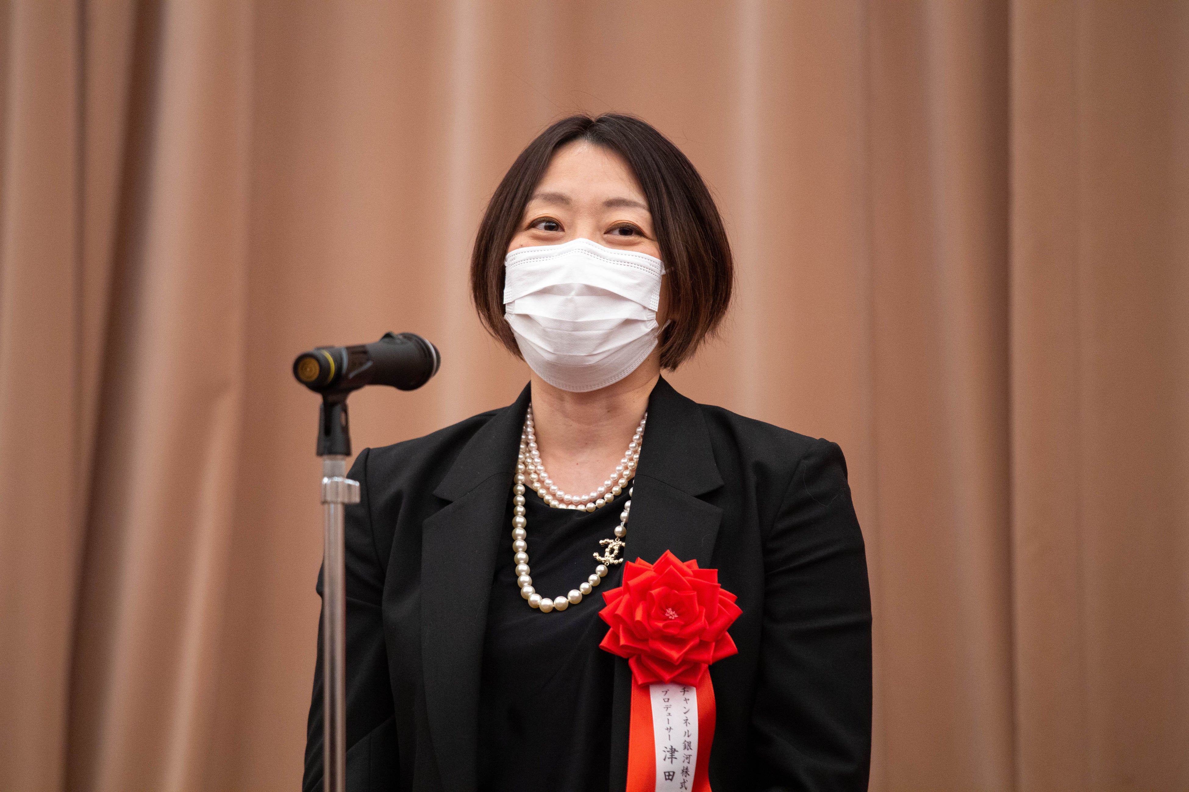 受賞の喜びをスピーチする津田悠子（チャンネル銀河 メディアビジネス推進部 プロデューサー）