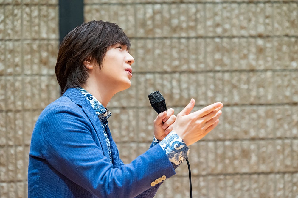 「百万本のバラ」をしっとりと歌い上げる竹島さん