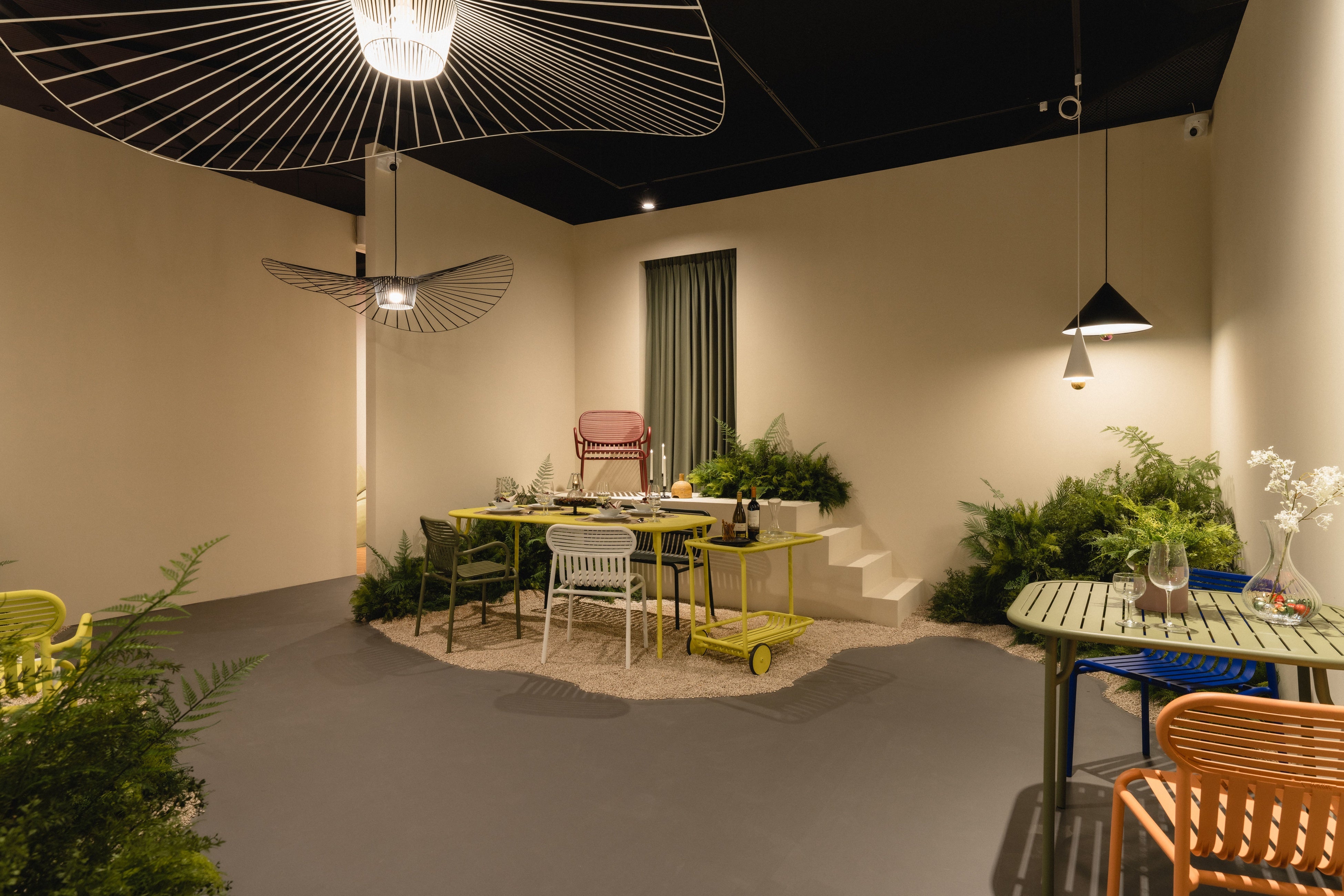 施設内にはコンセプトや家具メーカーに合わせた多彩な演出空間に家具製品が配置されている