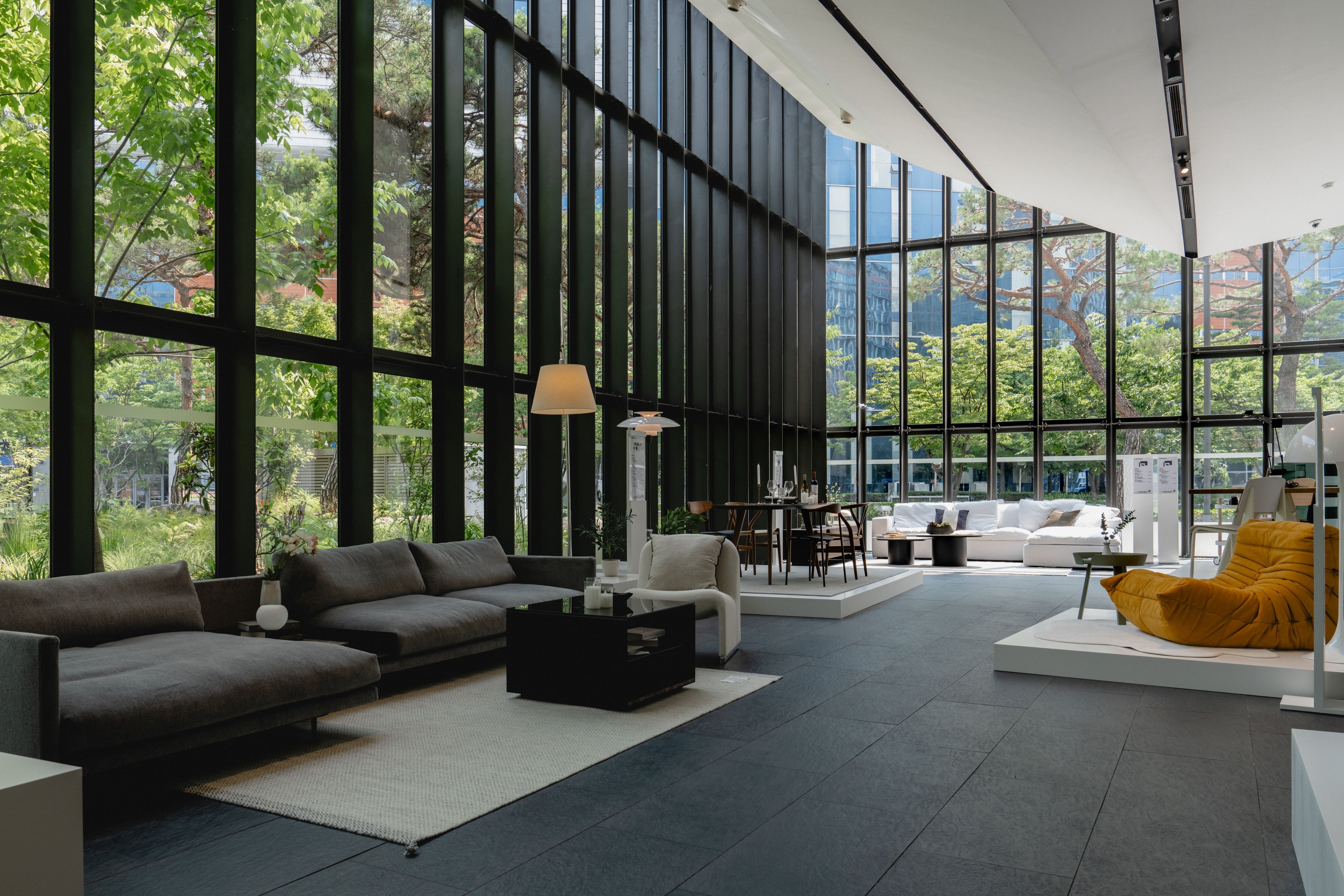 オフライン展示スペースの一部。場内には21ブランドの家具がコーディネートされています