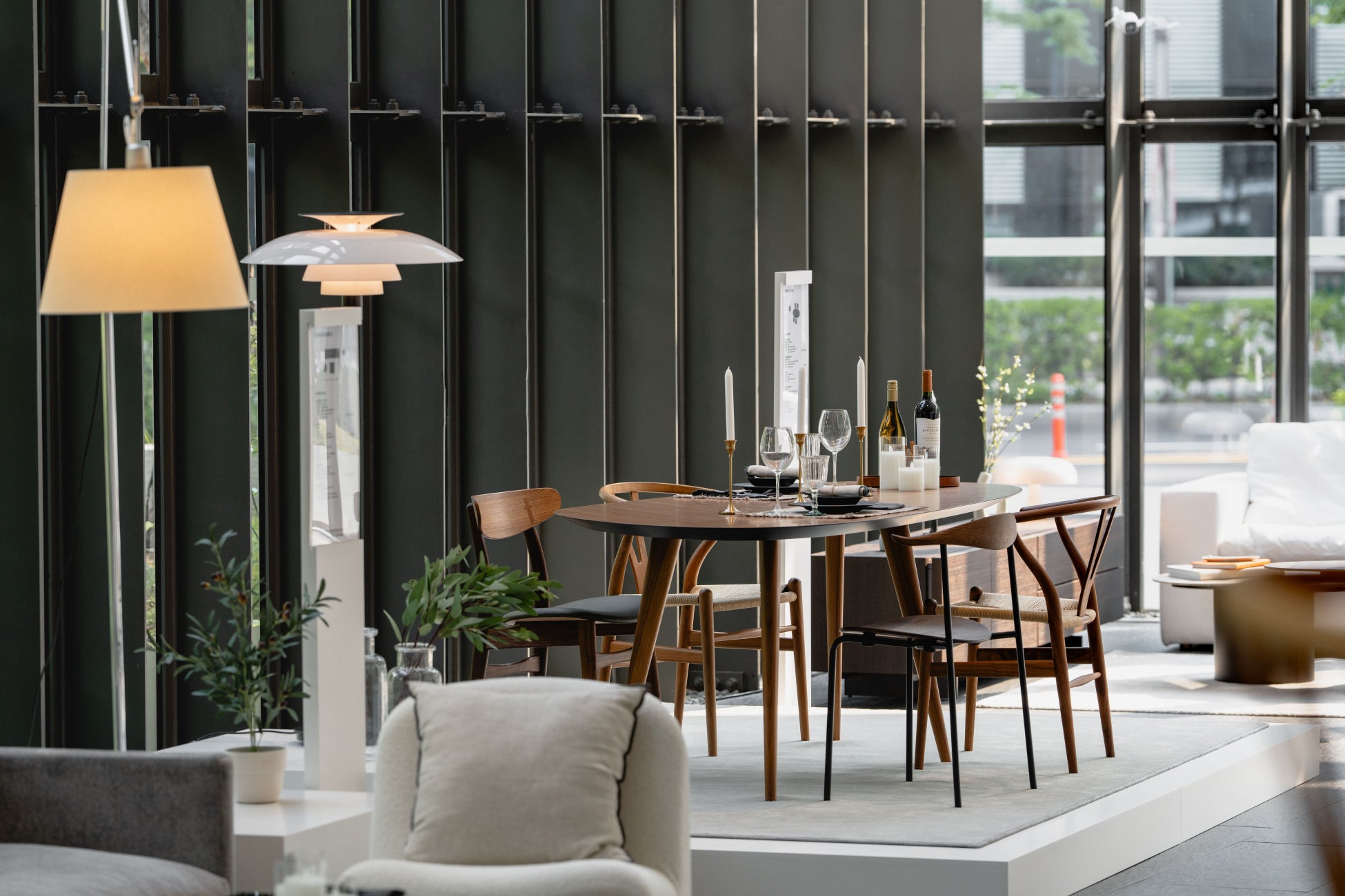 レミアンギャラリー。ダイニングやベッドルーム、リビングなど新居を彩るコーディネートをプレミアム家具で提案