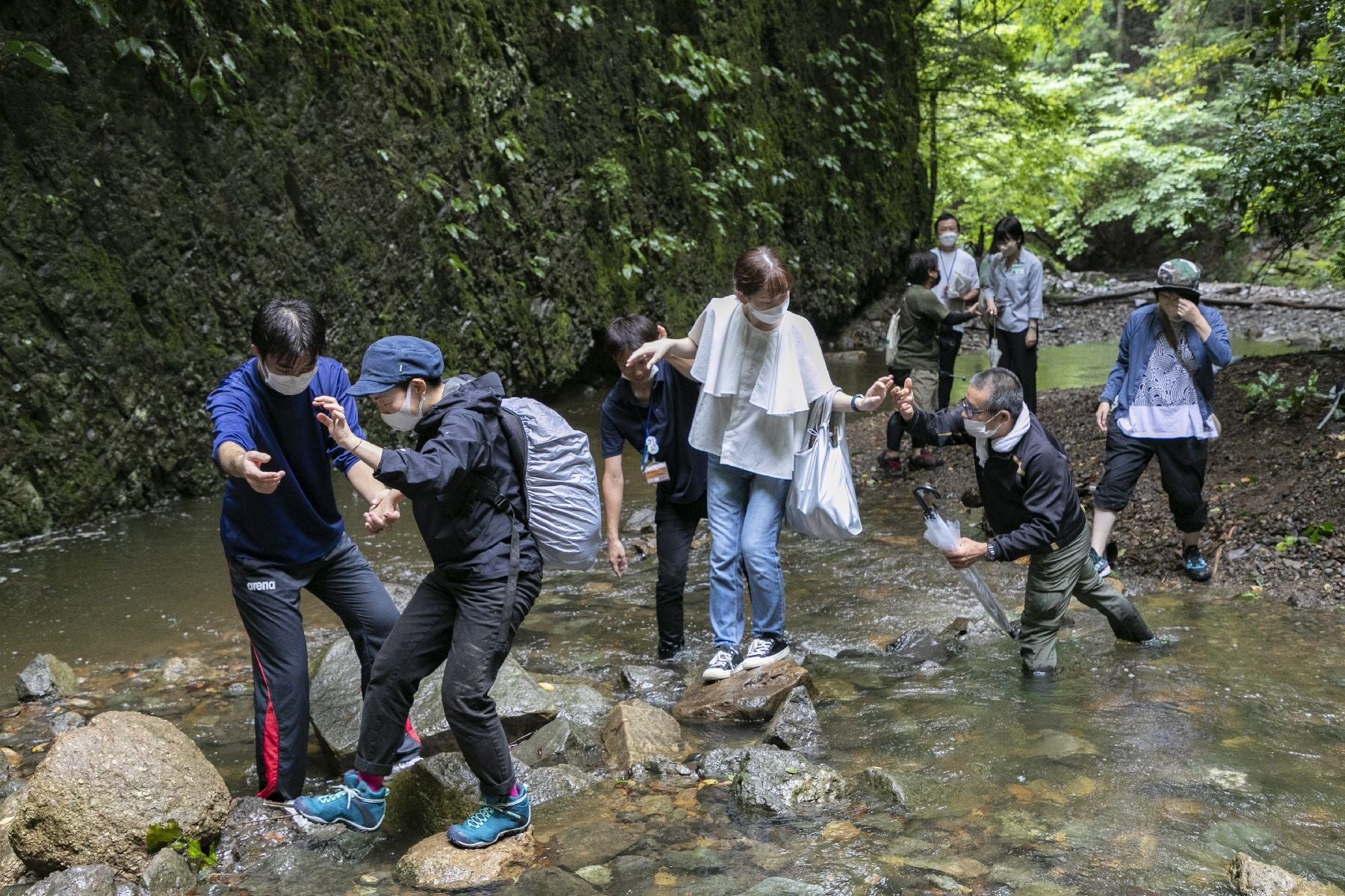 道志川リバートレッキングでは慣れない川歩きに悪戦苦闘