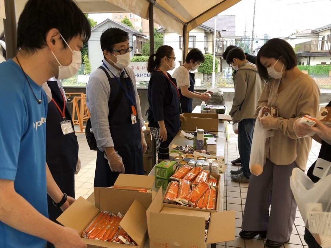 食材配布の様子
