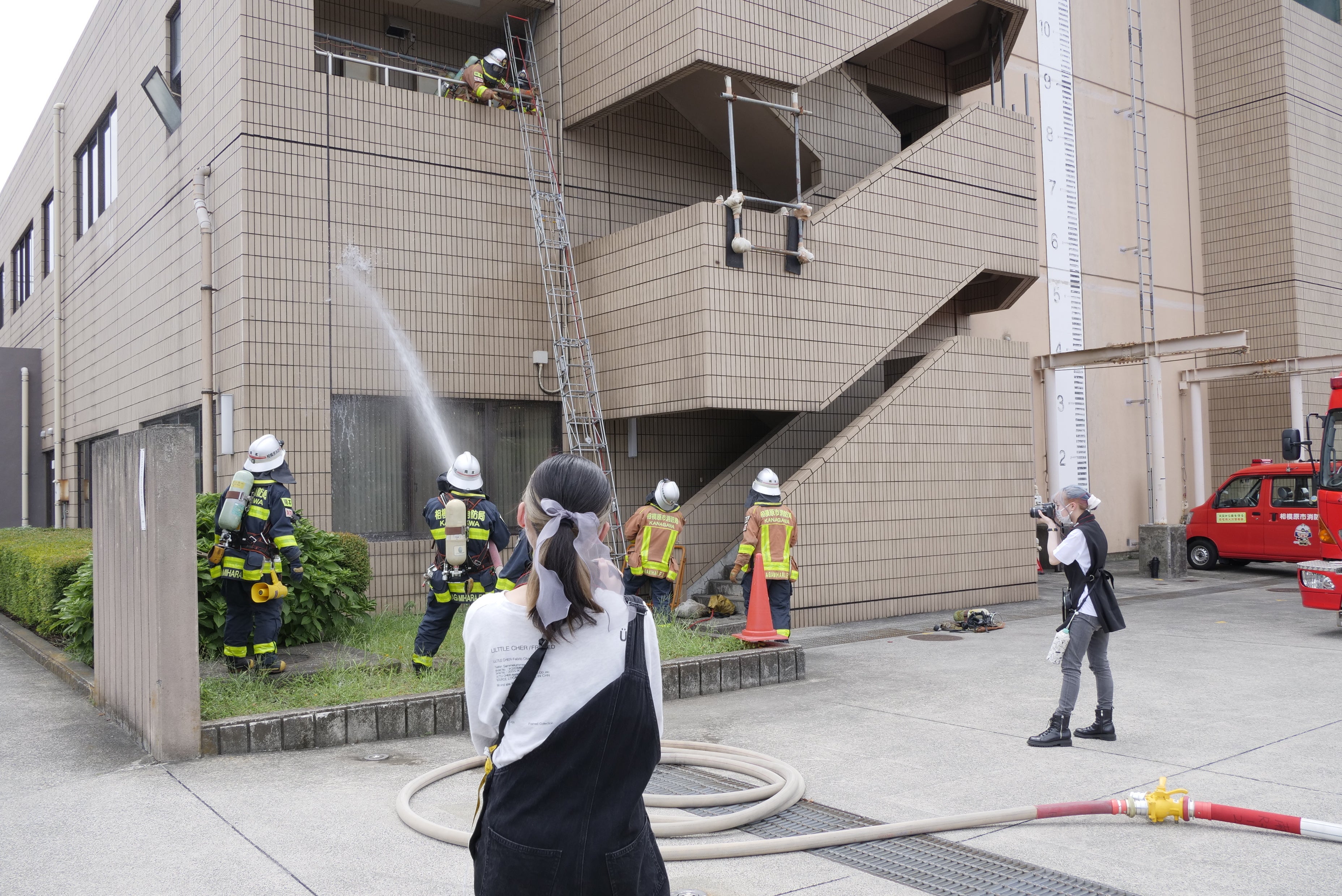 使用する資機材の機能性などをつかむために消防の現場を体験