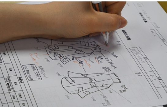 デザインワークから縫製チェック、ワッペンや反射材の縫い込みなど、チーム一丸となって製作