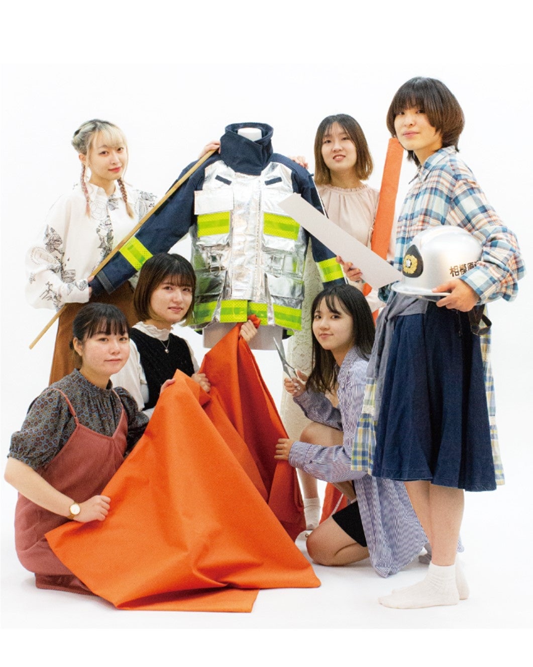 プロジェクトに参加した相模女子大学学芸学部生活デザイン学科の皆さん （左手前から）１年　平尾ももさん・１年　小木曽芽衣さん・２年　重野桃子さん （右手前から）３年 鮫島美咲さん・２年　小松未奈さん・３年小林歩さん