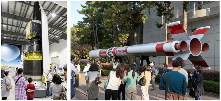 （左）宇宙科学探査交流棟（右）屋外にあるロケットの模型