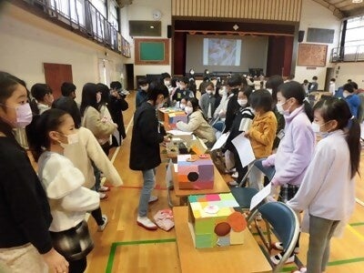 「箱の中は何の野菜かな？ゲーム」の様子