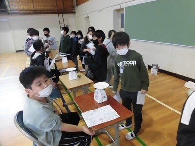 「野菜の重さ当てゲーム」の様子