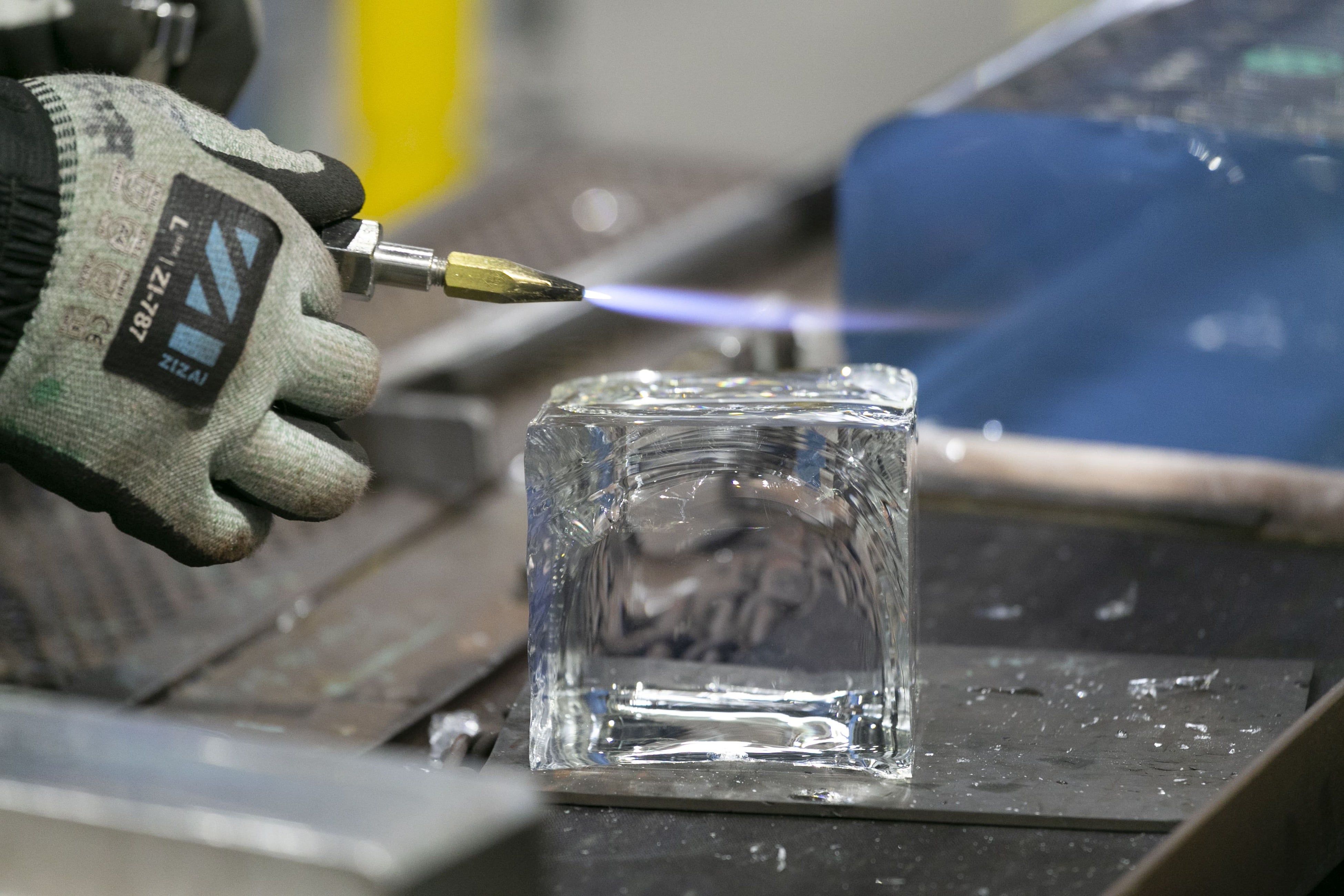 高温のガラスは割れやすいので、水で冷却しながら切断