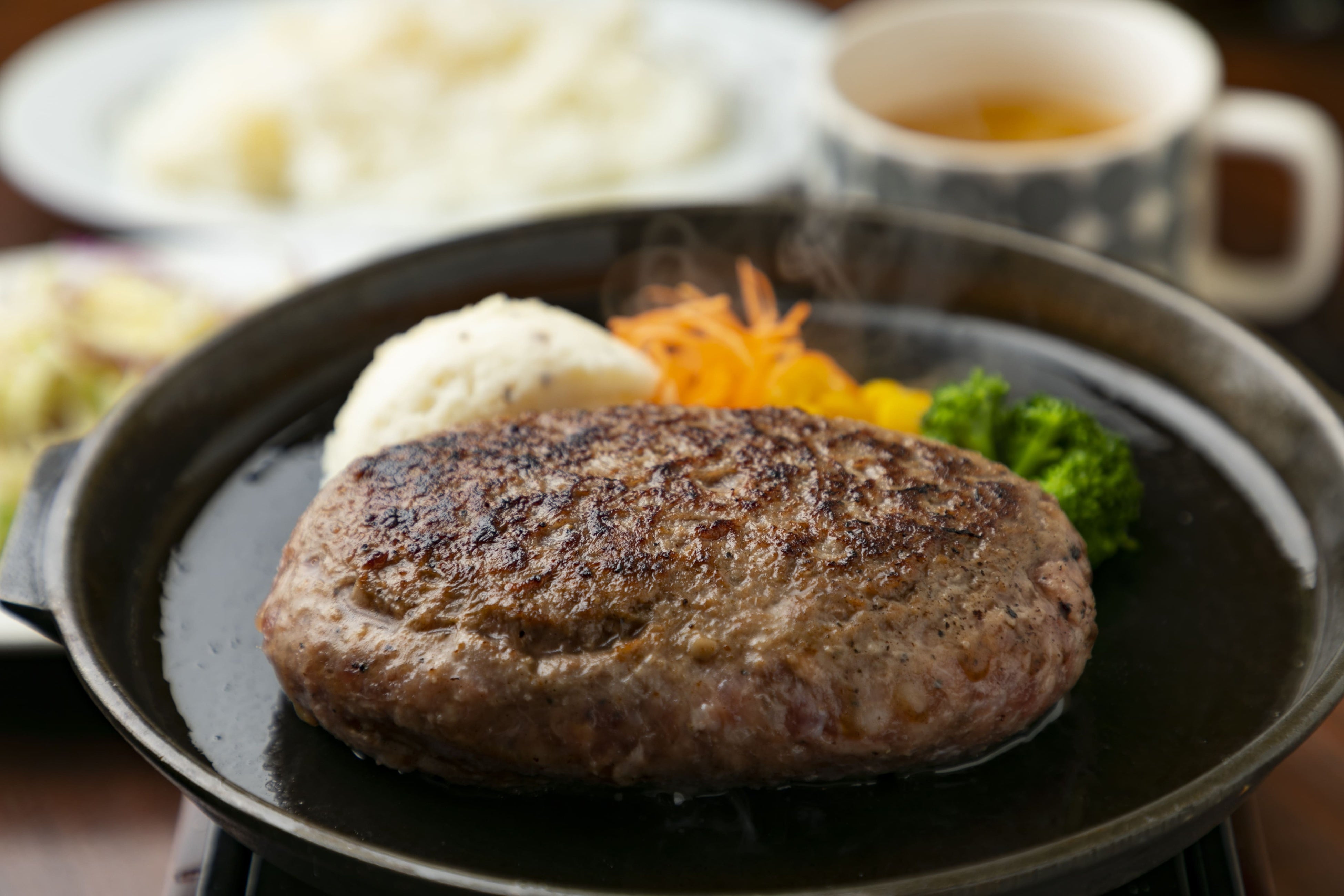 自分で焼いて食べる”育てる系ハンバーグ”