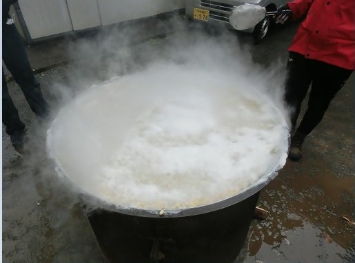 グツグツ大豆を煮詰める大鍋