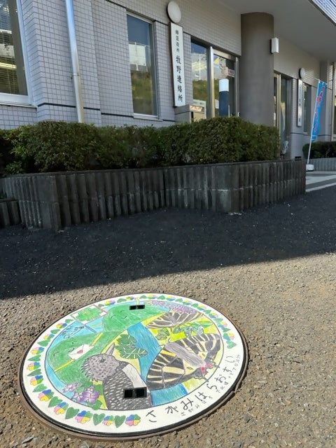 藤野南小デザイン蓋は牧野連絡所そばに