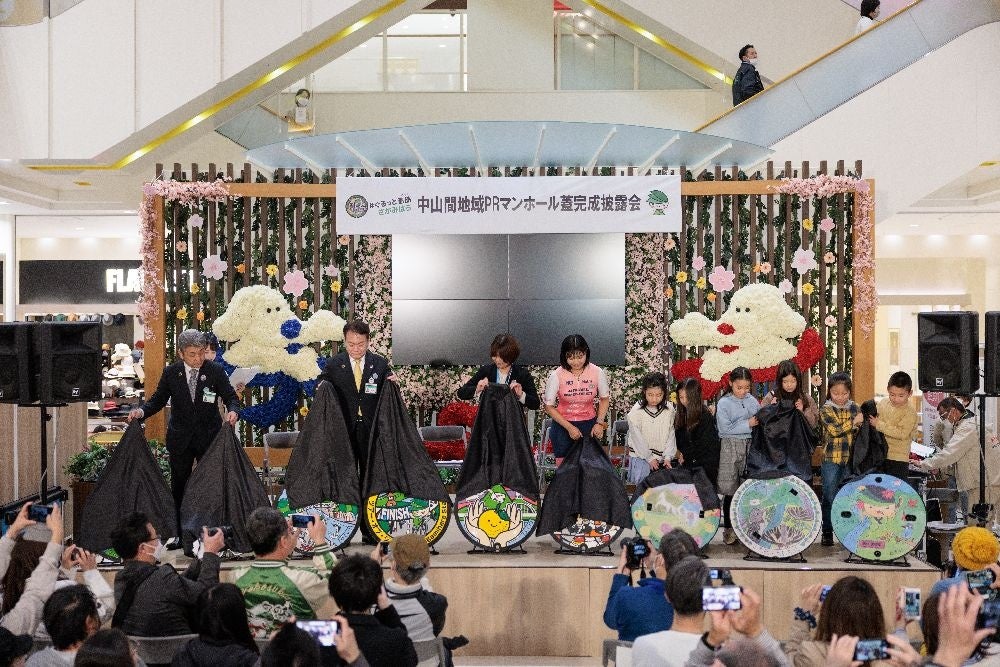 黒いヴェールを外した瞬間歓声が上がった除幕式