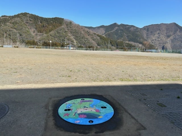 青和学園デザイン蓋は学校敷地内に(校内立入不可）