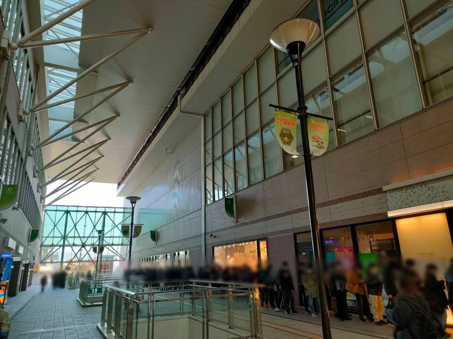 初日に完売したコラボグッズの再販売日の開店前の様子