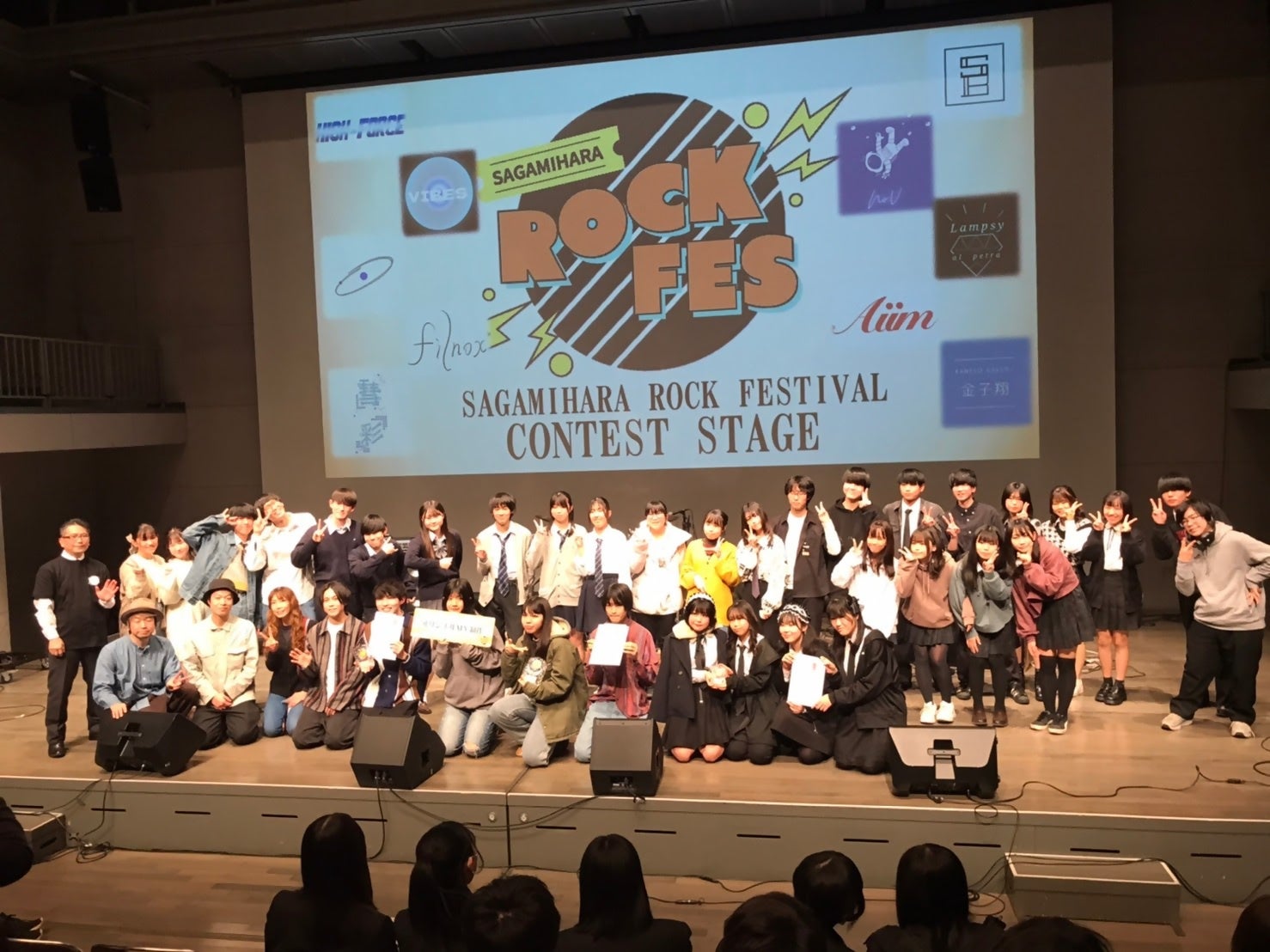 コンテストステージ出場バンド集合写真撮影の様子