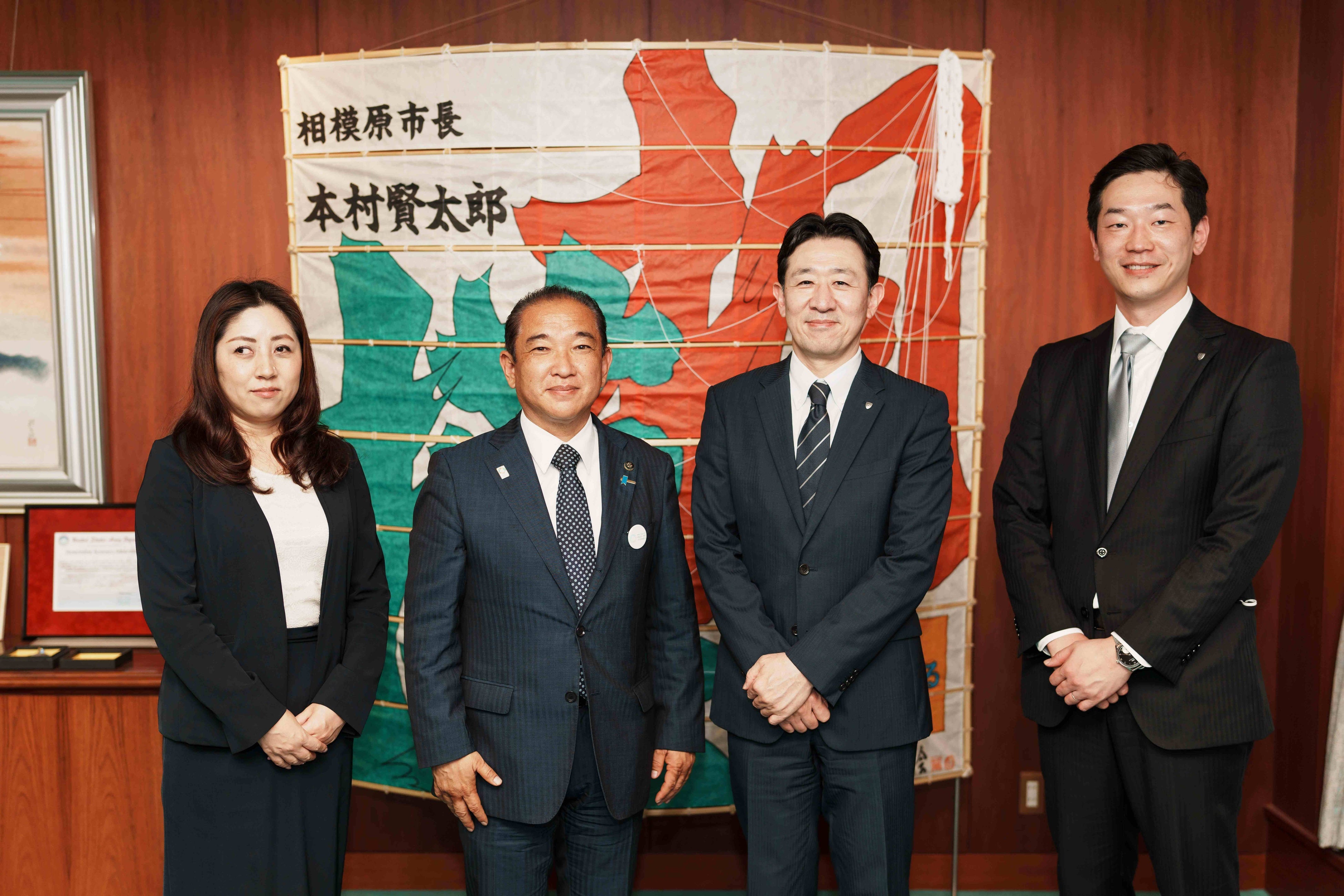 左から第一生命より派遣された佐々木さん、本村市長、 同社町田支社の田中支社長、平山次席支社長