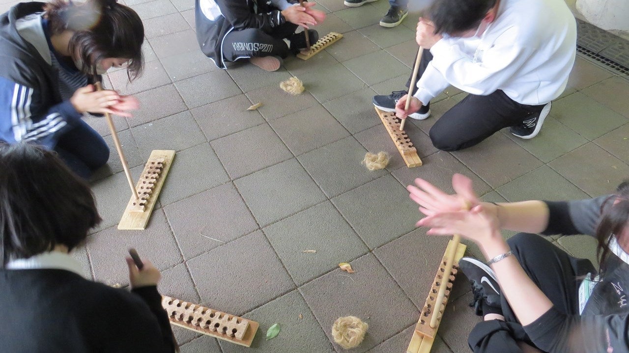 縄文のくらし（火おこし）の様子