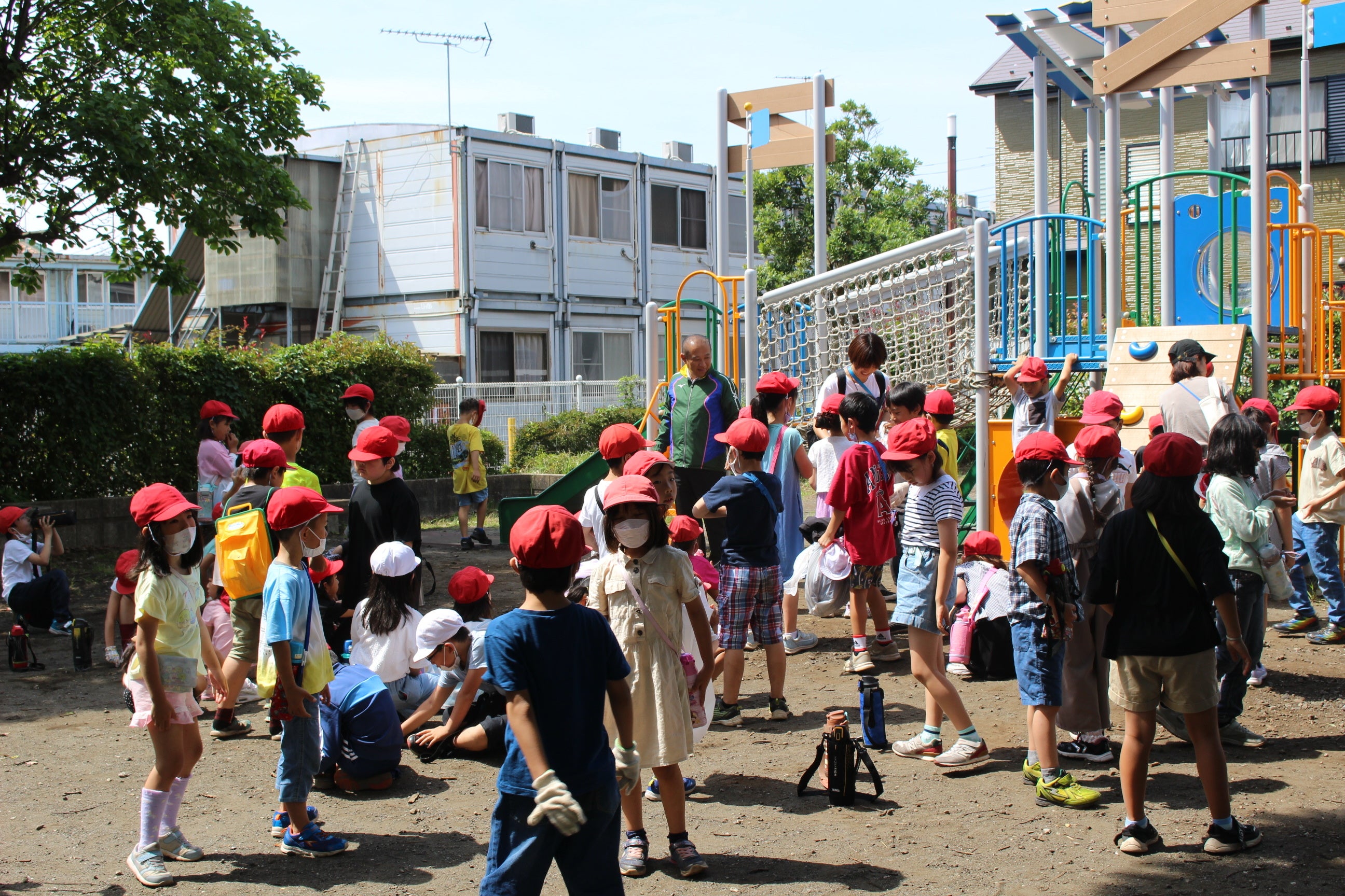 ごみ拾いスタート！散開する児童たち