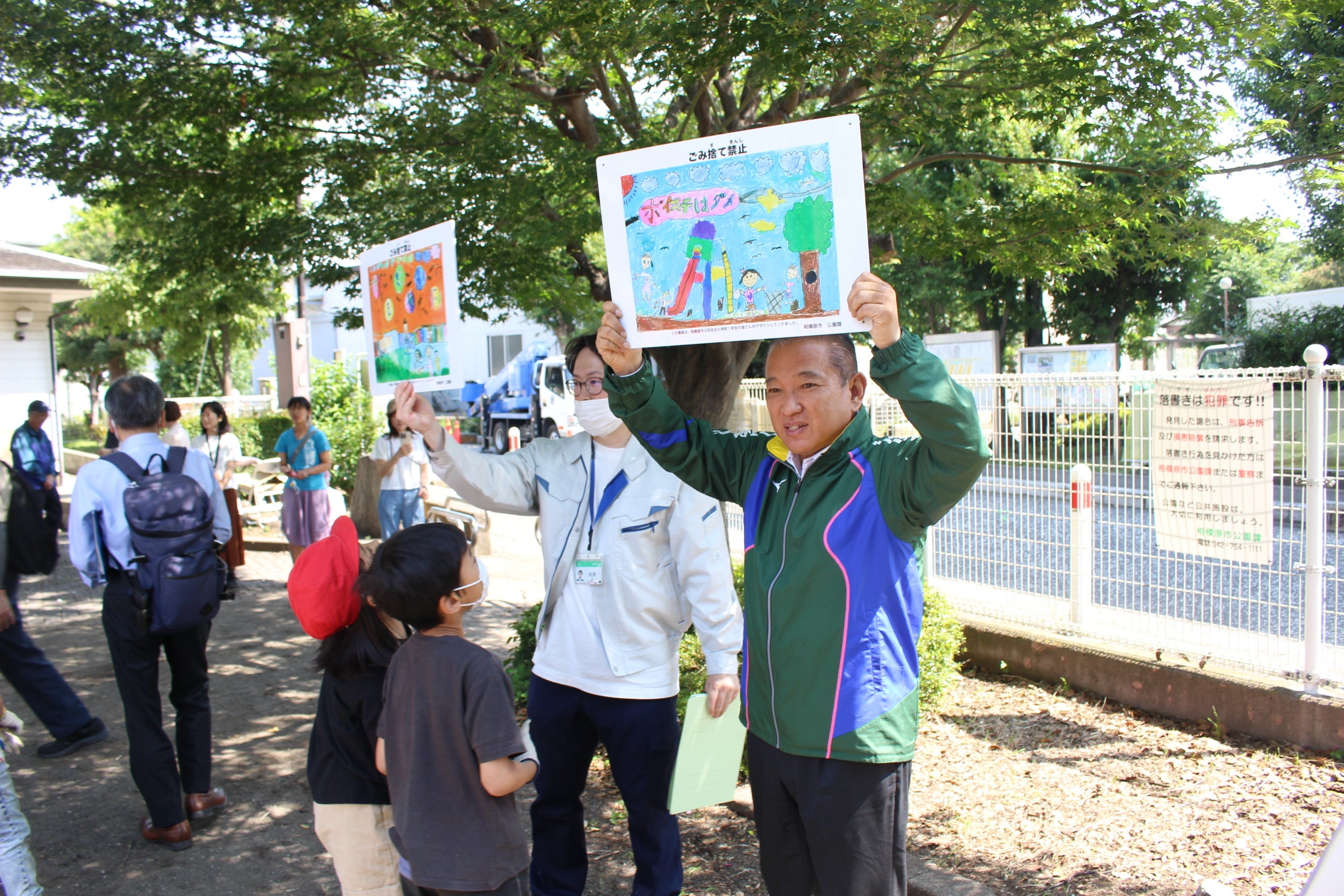 この看板を設置しまーす！と市長