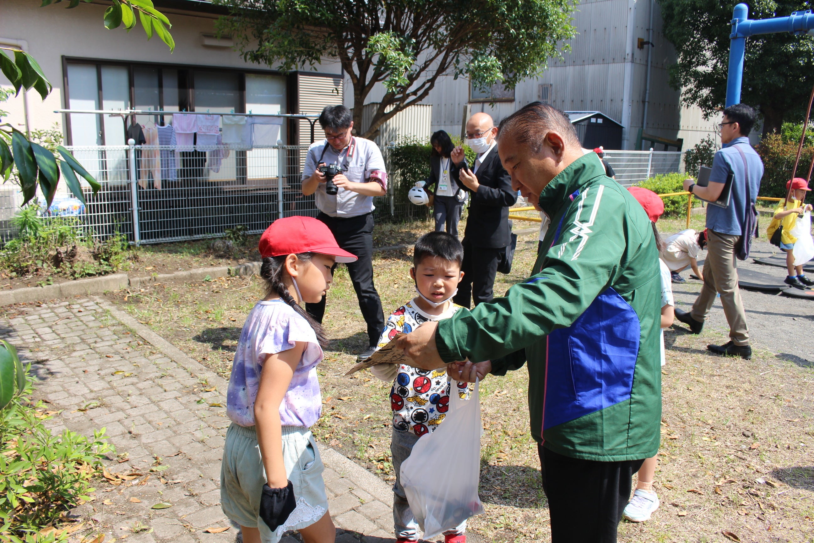 市長はごみ回収係としてたくさんの児童たちとお話ししました