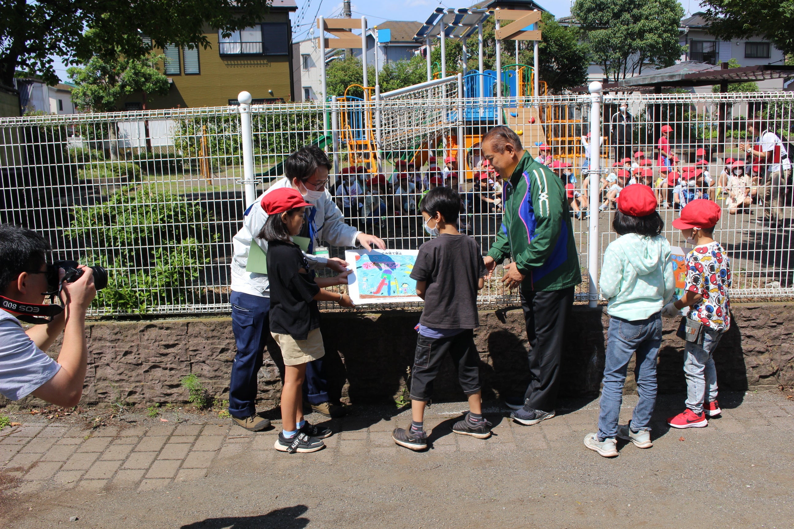 児童代表と市長が一緒に2枚の看板を設置