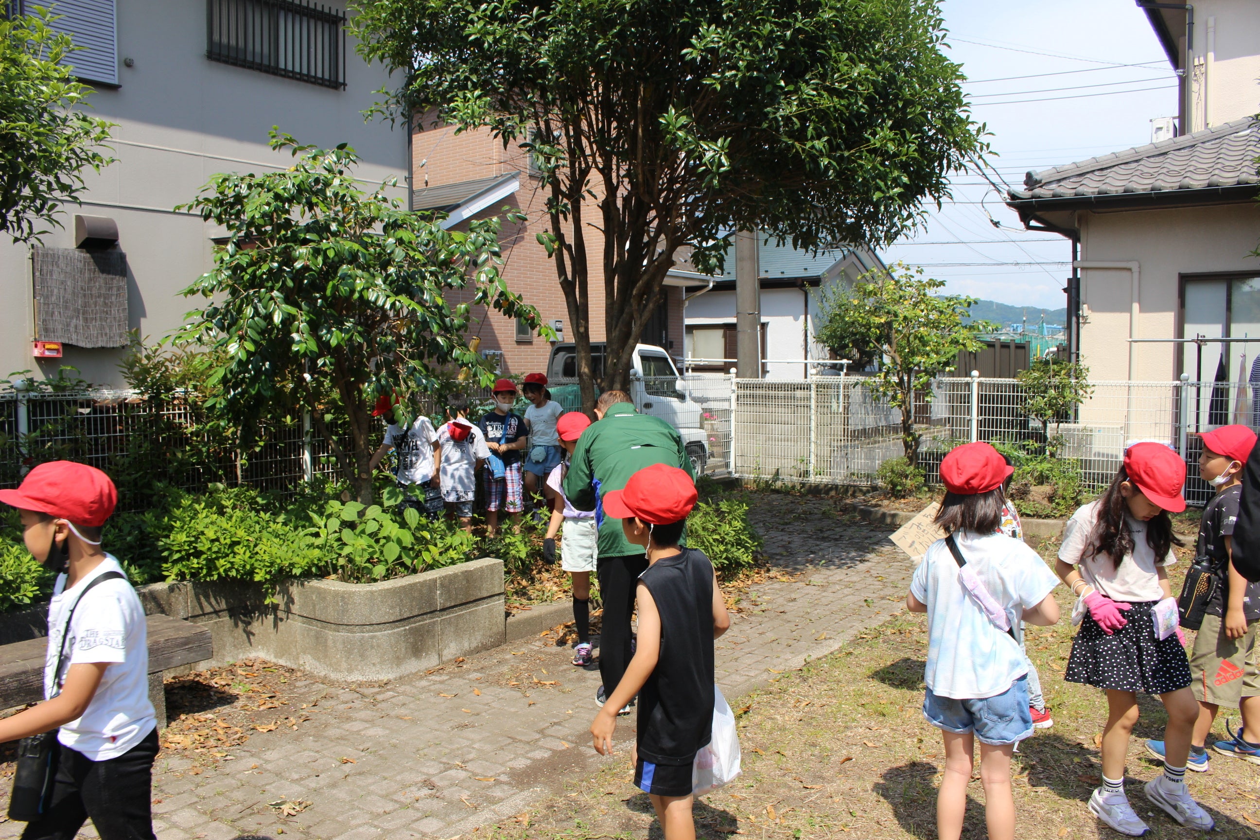 茂みの中にたくさんのごみ発見