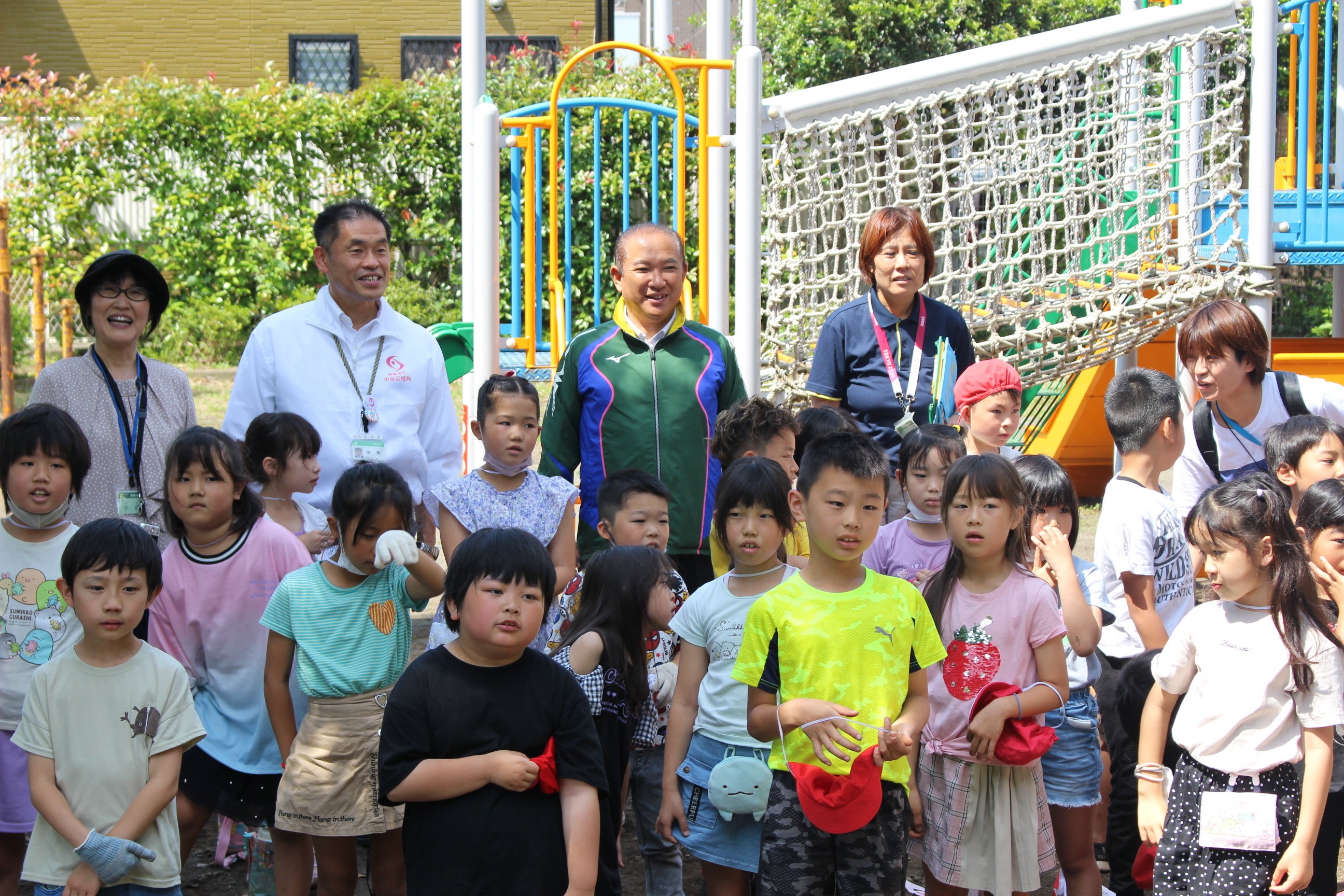 ごみ拾い後の集合写真撮影時の一コマ　暑い中みんながんばりました！