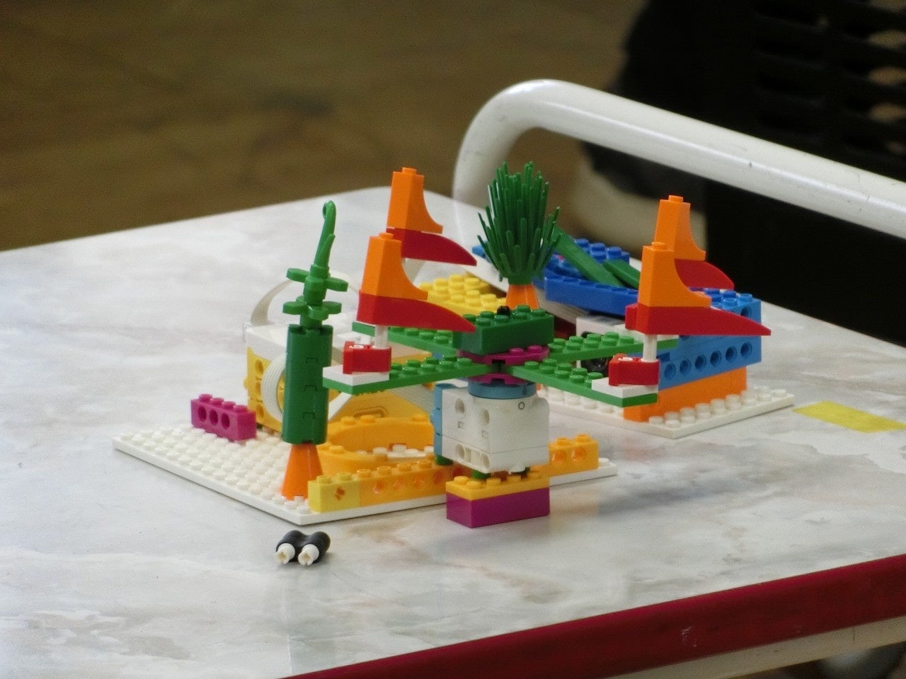 ＬＥＤで虫をおびき寄せ追い払うことと、鎌が回転することで自動で大豆を収穫するシステム