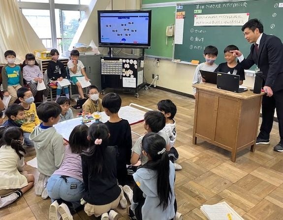 大型テレビに概要を映し仕組みを説明