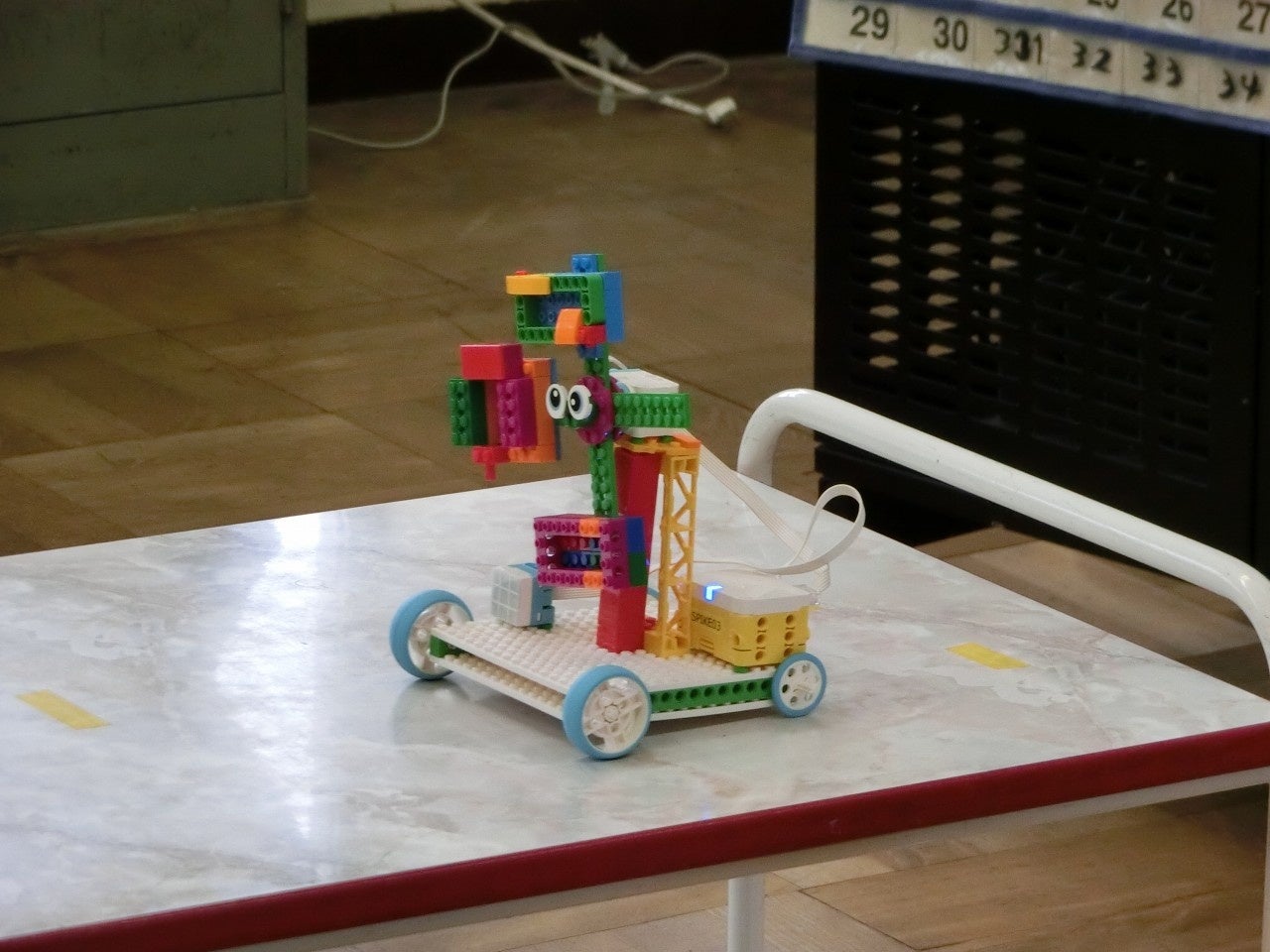 「目」の部分で虫を追い、羽を回転させることで虫を追い払うシステム