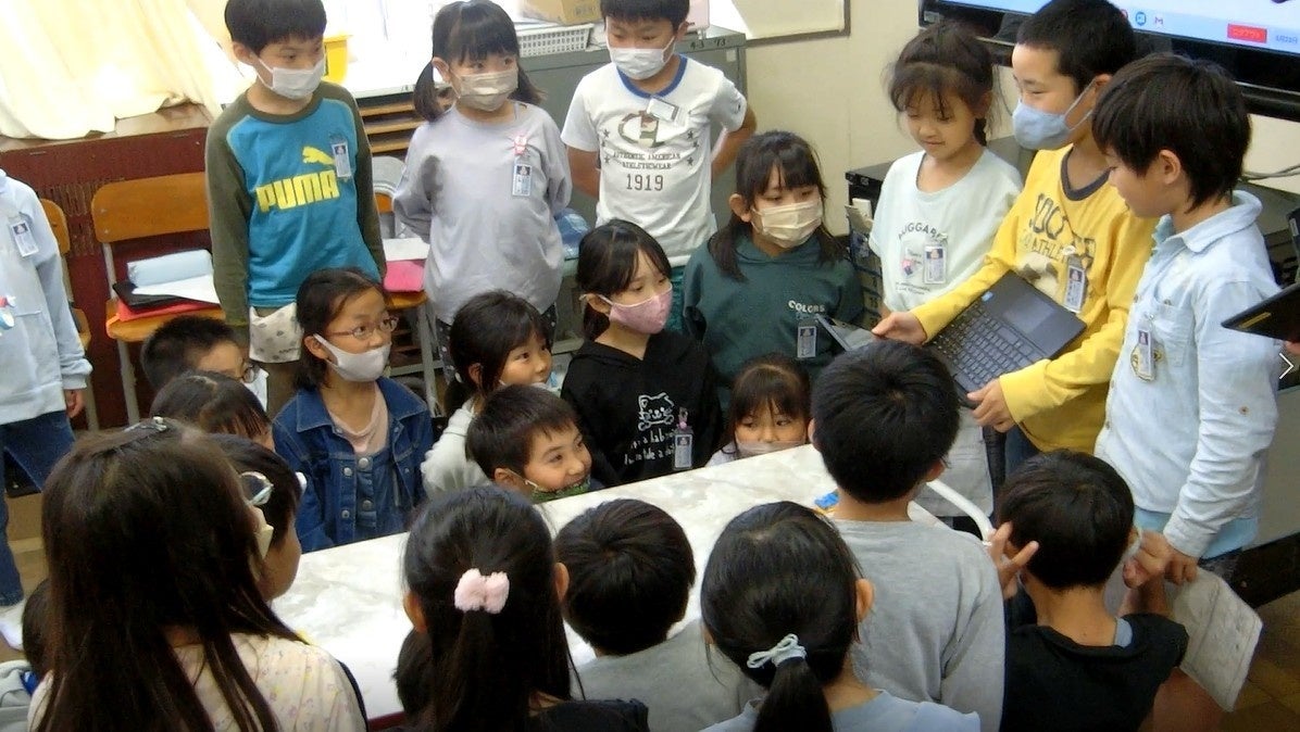 プログラムを動かすと、自動化されたレゴのブリックが動きだします